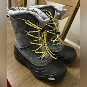 Youth North face waterproof snow boots (lightly used)